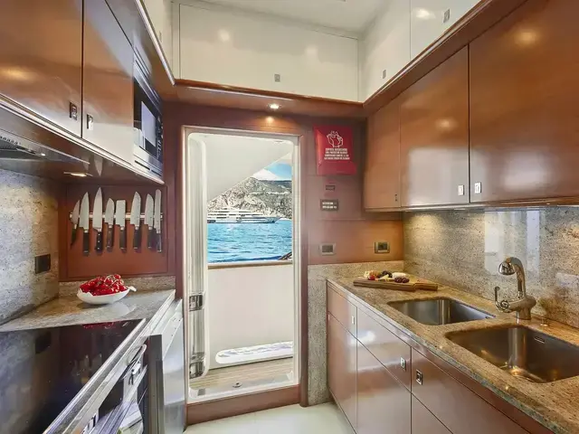 Benetti Legend 85