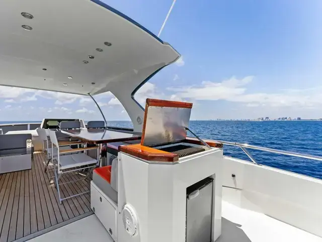 Lazzara Yachts 64