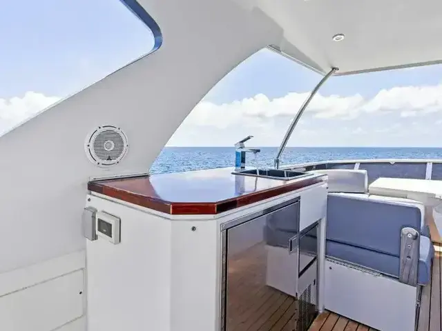 Lazzara Yachts 64