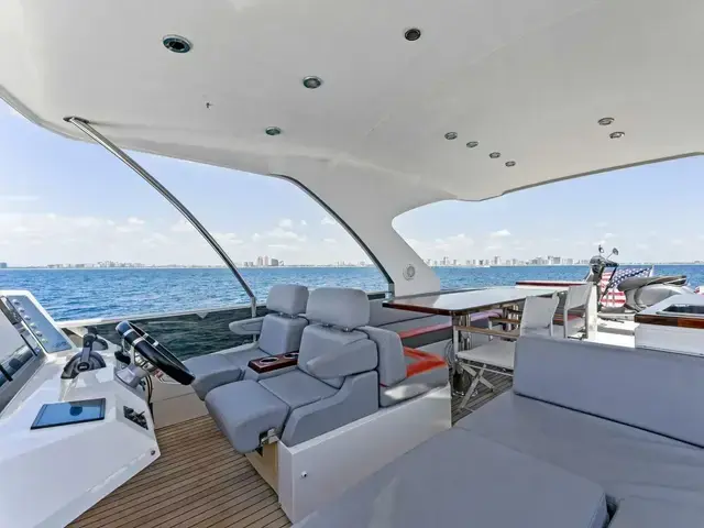 Lazzara Yachts 64