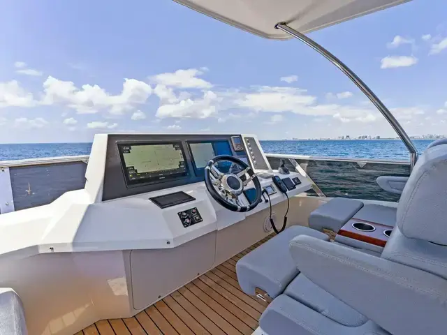 Lazzara Yachts 64