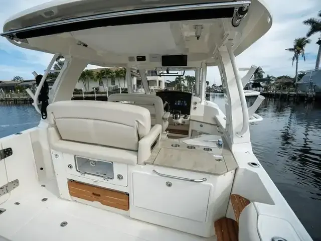 Boston Whaler 350 Realm