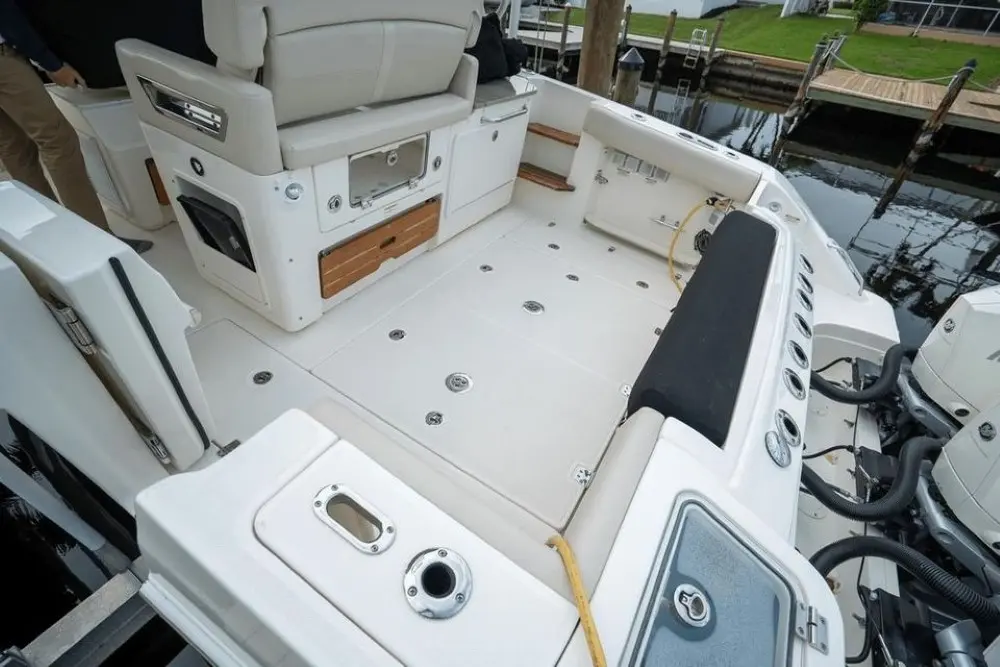 2021 Boston Whaler 350 realm