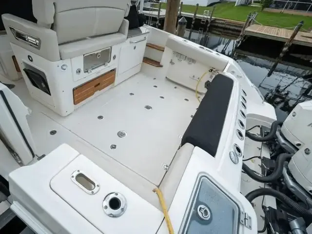 Boston Whaler 350 Realm