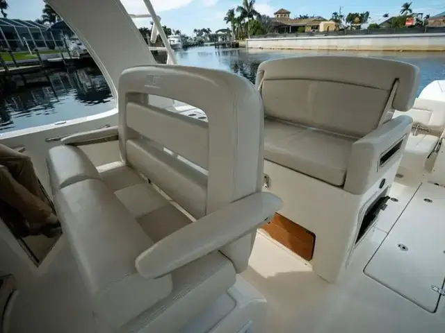 Boston Whaler 350 Realm