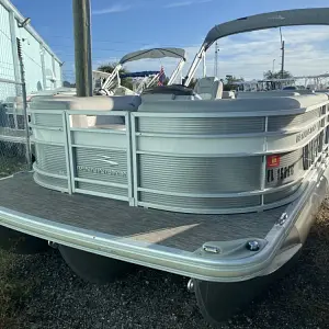 2022 Bennington Marine 23 Lr