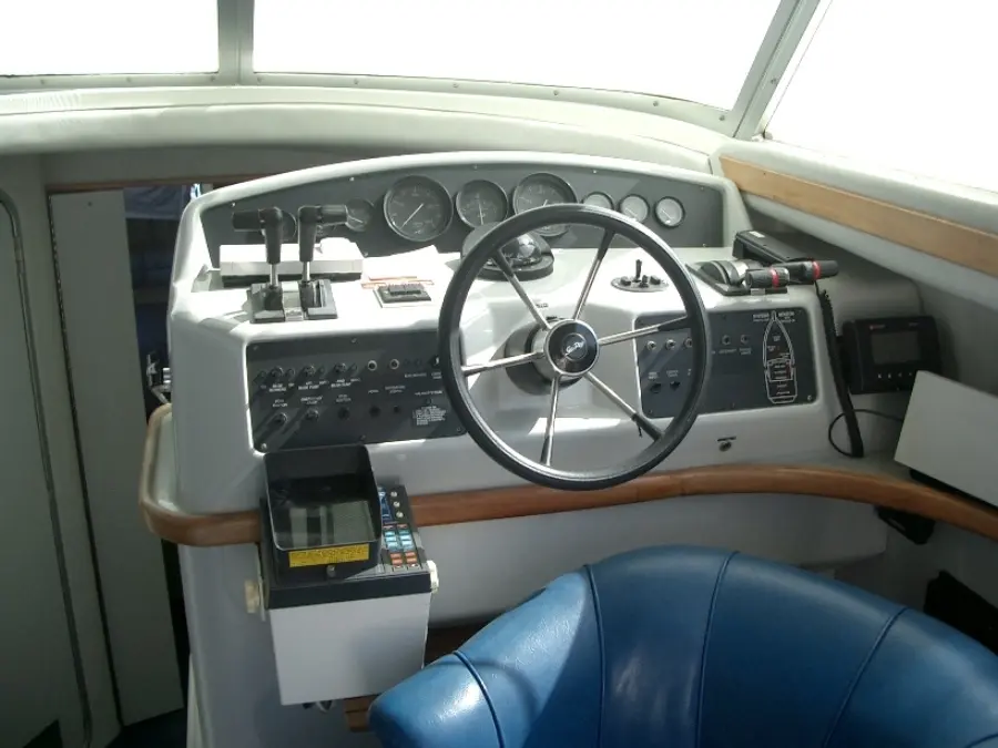 1991 Sea Ray 370 sedan bridge