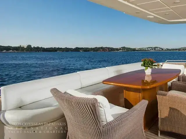 Ferretti Yachts 881