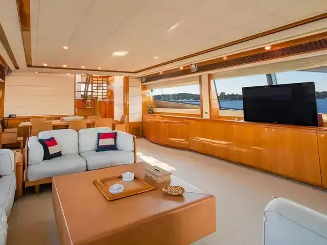 Ferretti Yachts 881