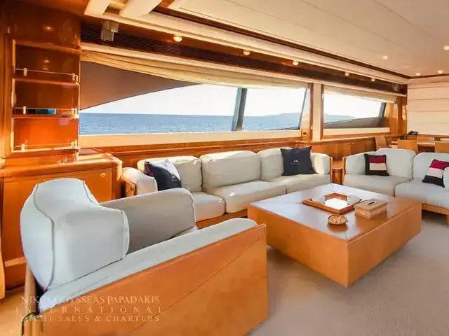 Ferretti Yachts 881