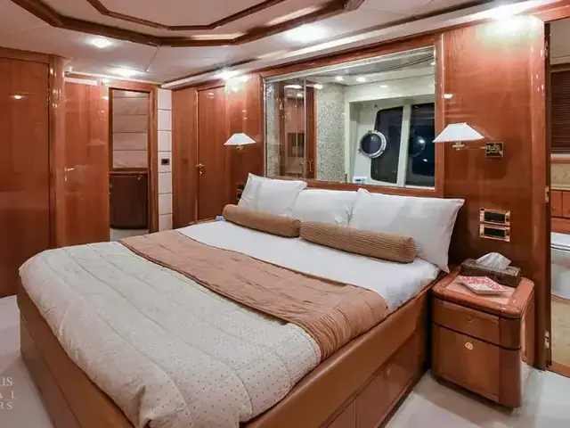 Ferretti Yachts 881