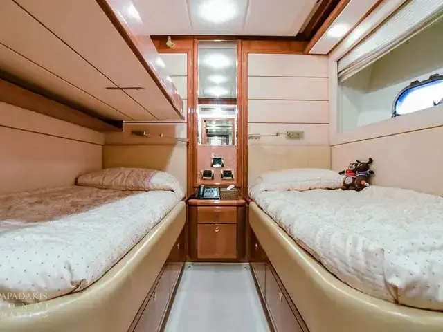 Ferretti Yachts 881