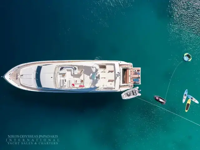 Ferretti Yachts 880