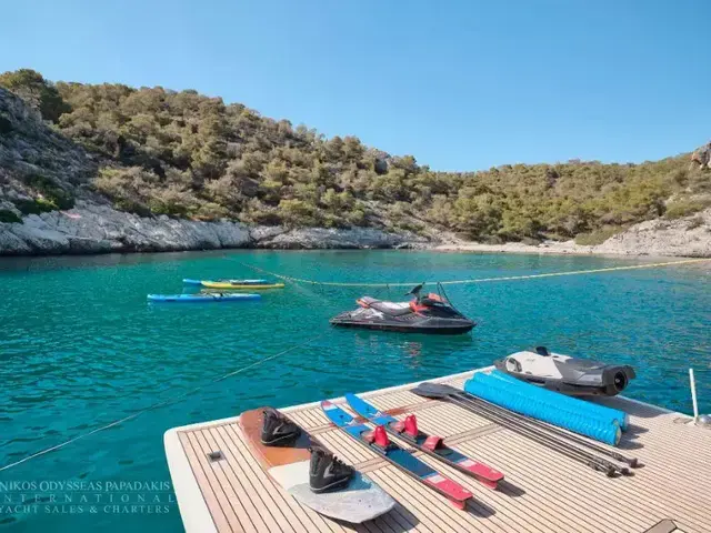 Ferretti Yachts 880