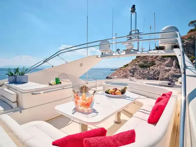 Ferretti Yachts 880