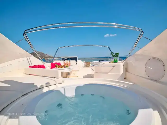 Ferretti Yachts 880