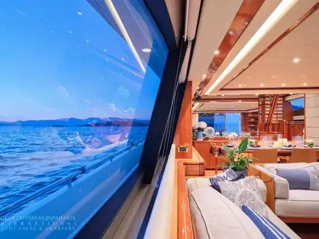 Ferretti Yachts 880