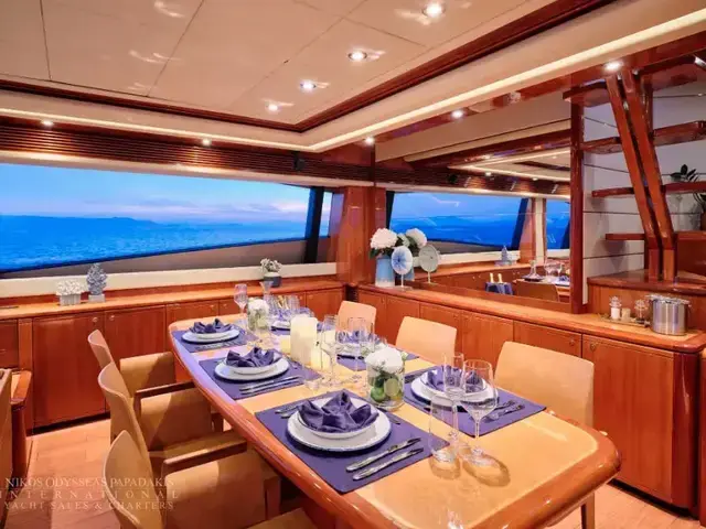 Ferretti Yachts 880