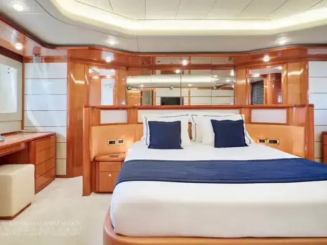 Ferretti Yachts 880