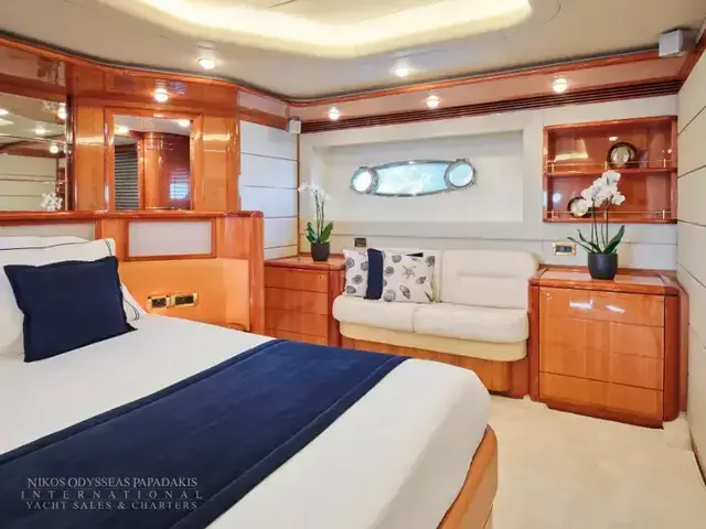 Ferretti Yachts 880