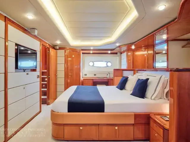 Ferretti Yachts 880