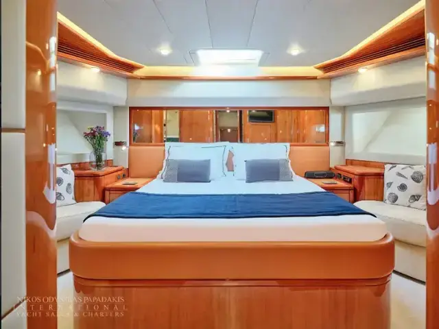 Ferretti Yachts 880