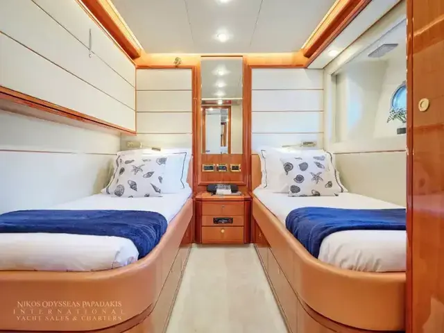 Ferretti Yachts 880