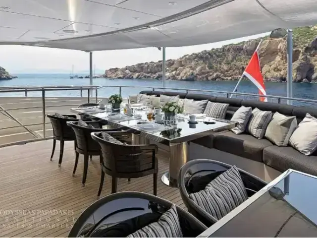 Heesen 4400