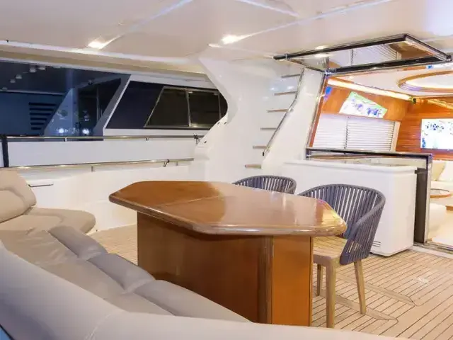 Ferretti Yachts 810