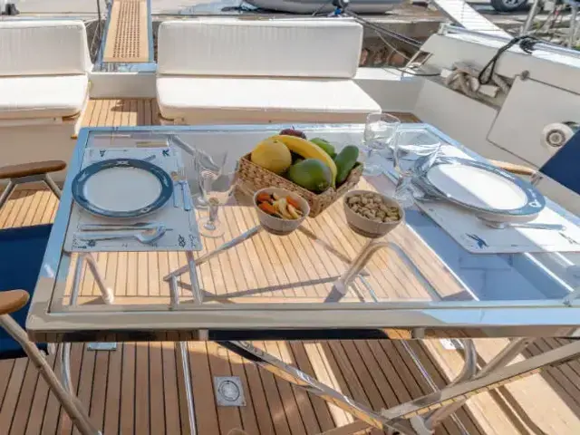 Ferretti Yachts Altura 52