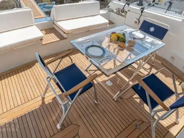 Ferretti Yachts Altura 52