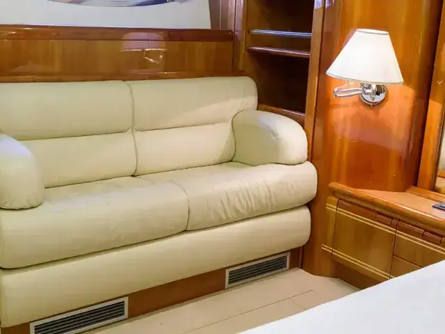 Ferretti Yachts 810