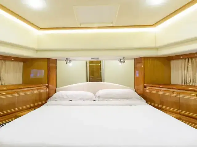 Ferretti Yachts 810