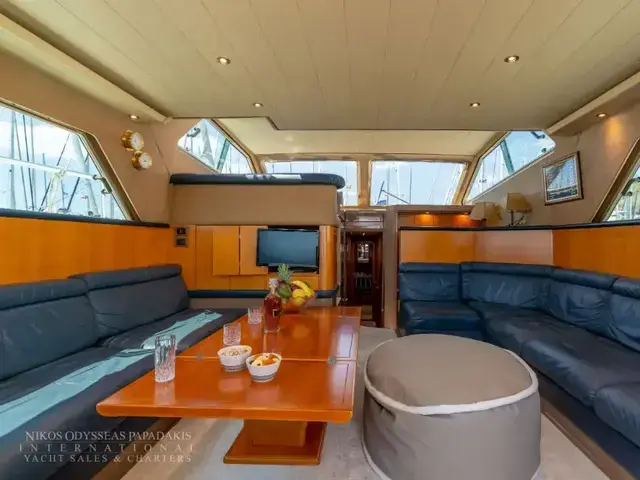 Ferretti Yachts Altura 52