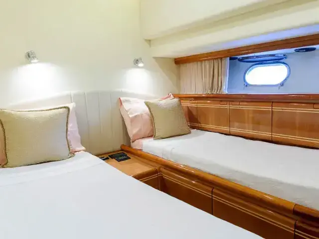 Ferretti Yachts 810