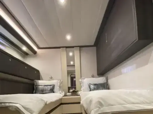 Ferretti Yachts 760