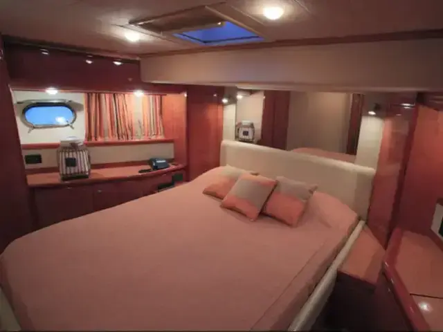 Ferretti Yachts 760