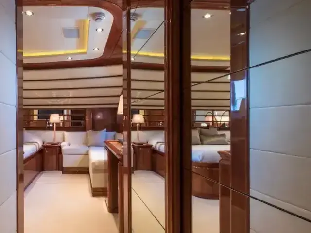 Ferretti Yachts 112