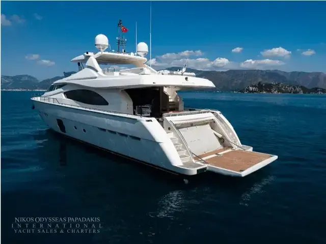 Ferretti Yachts 881