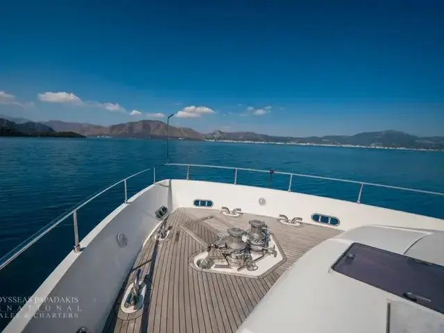 Ferretti Yachts 881