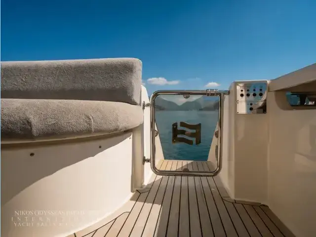 Ferretti Yachts 881