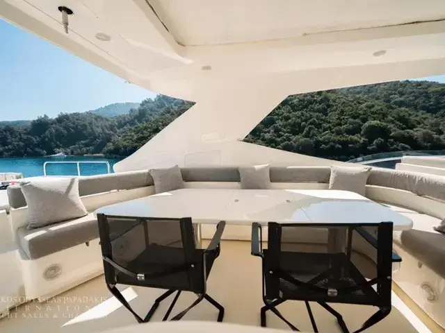 Ferretti Yachts 881