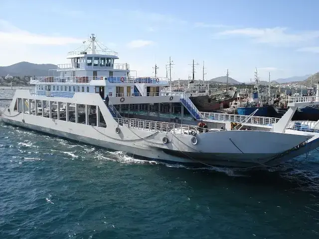DOUBLE-ENDED Ferry