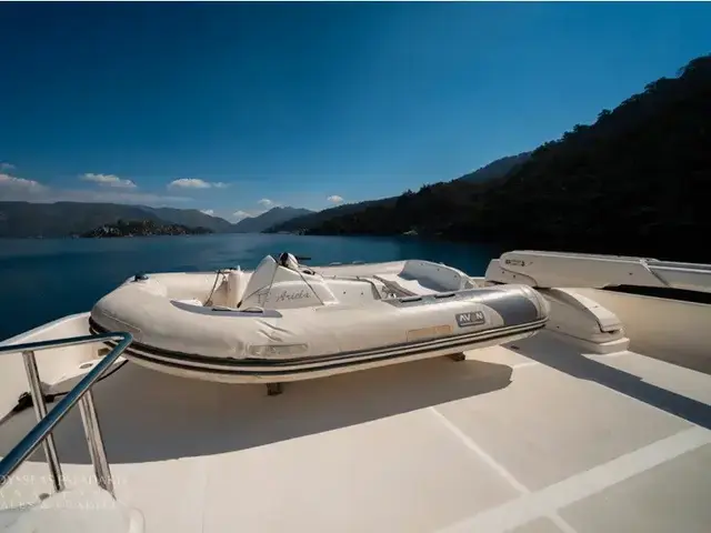 Ferretti Yachts 881