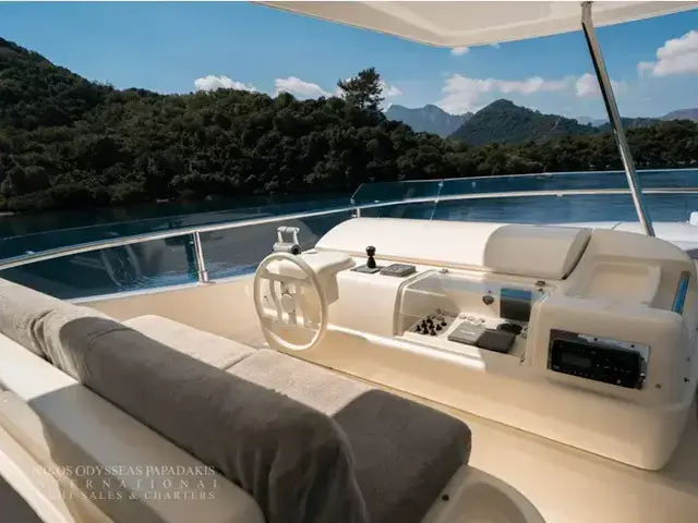 Ferretti Yachts 881