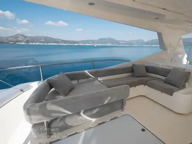 Ferretti Yachts 881