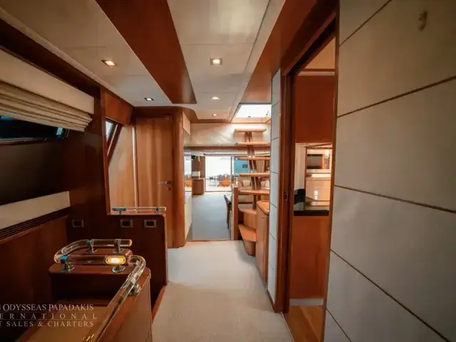 Ferretti Yachts 881