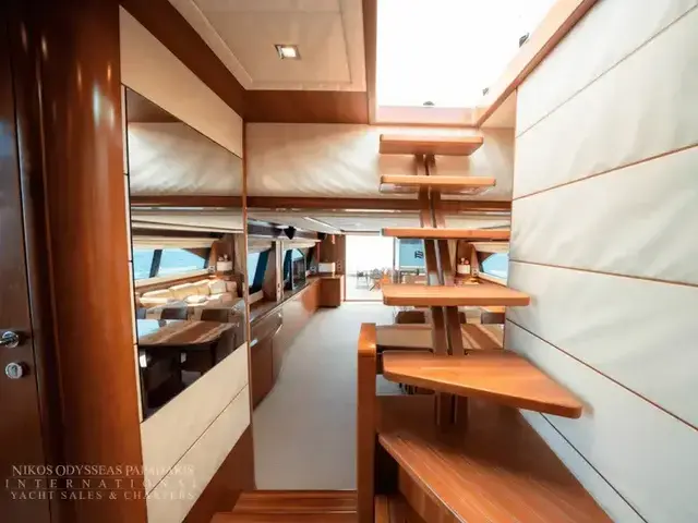 Ferretti Yachts 881