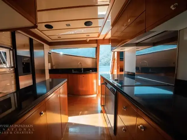 Ferretti Yachts 881