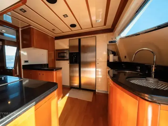 Ferretti Yachts 881